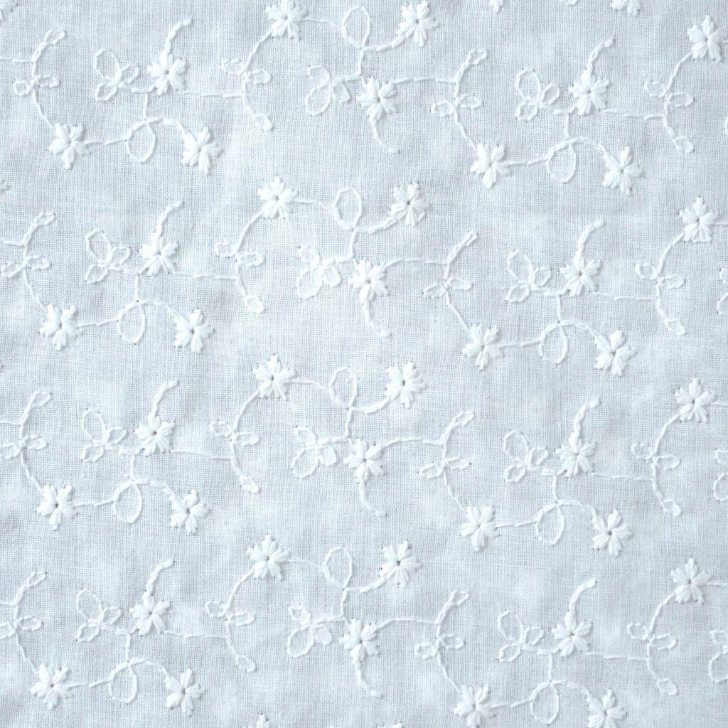 Lochstickerei leichte Baumwolle Blümchen mit Bogenkante weiß